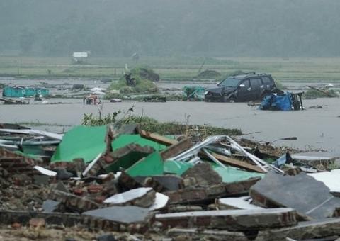 Sob a ameaça de novo tsunami, Indonésia esvazia cidades e vilas