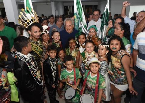 Amazonino participa da festa de entrega da nova quadra da Reino Unido 