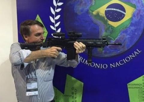 Bolsonaro diz, no Twitter, que liberará posse de arma de fogo por decreto