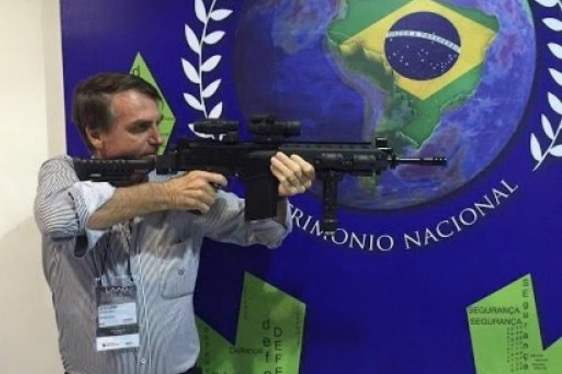 Bolsonaro diz, no Twitter, que liberará posse de arma de fogo por decreto