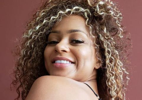 Ex-Miss Bumbum choca internet ao tatuar Bolsonaro no corpo e caso vai parar na polícia