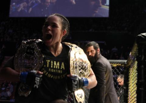 Em poucos segundos, Amanda nocauteia 'Cyborg' e se torna primeira campeã de duas categorias