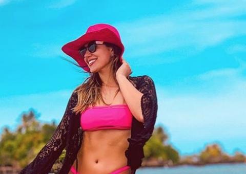 De biquíni, Vivian Amorim ostenta corpaço em praia na Bahia