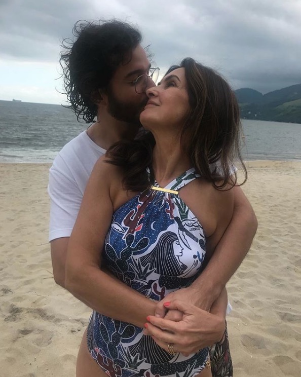 Fátima Bernardes mostra clique romântico com Túlio Gadelha na praia: '2º ano juntos'