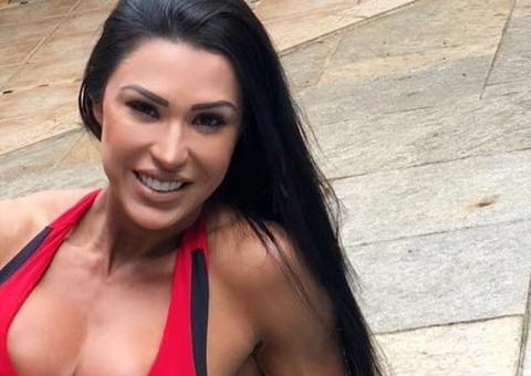  Gracyanne Barbosa ousa com bumbum a bordo de calcinha quase imperceptível