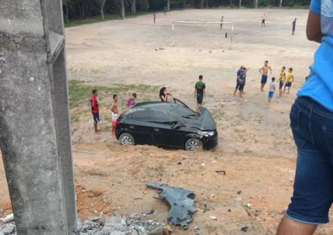 Carro capota duas vezes e cai em barranco durante forte chuva em Manaus