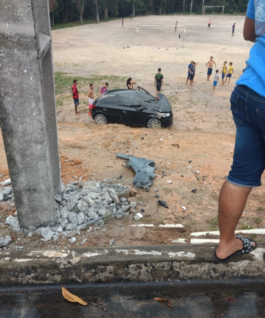 Carro capota duas vezes e cai em barranco durante forte chuva em Manaus