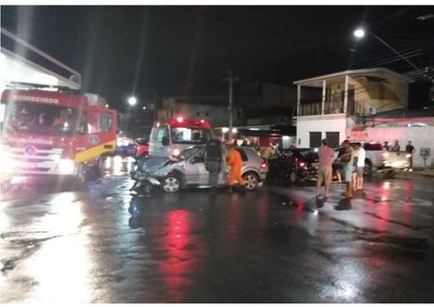 Acidente grave entre carros deixa três feridos em avenida de Manaus