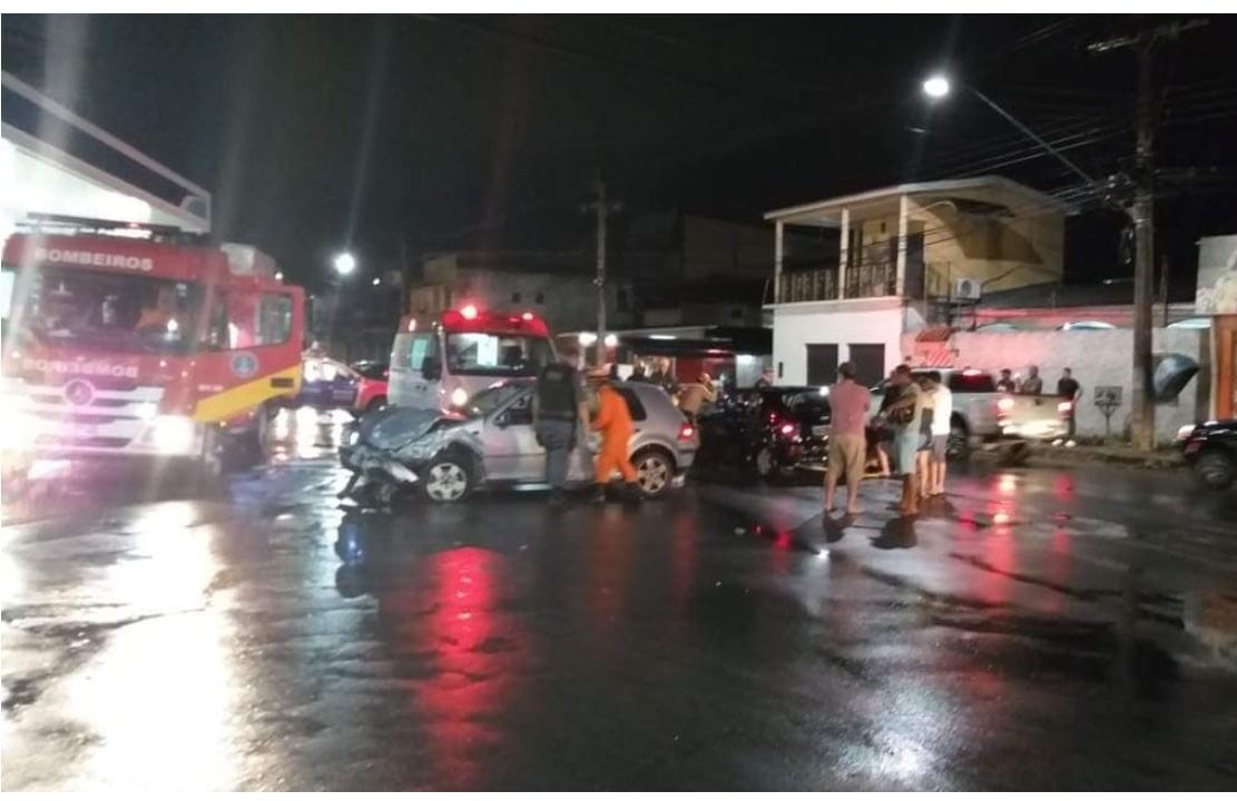 Acidente grave entre carros deixa três feridos em avenida de Manaus