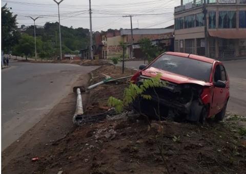 Carro desgovernado invade canteiro e derruba poste em Manaus