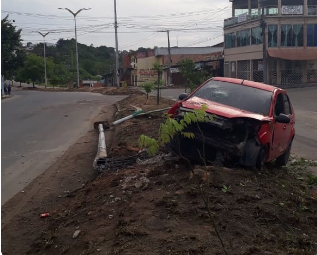 Carro desgovernado invade canteiro e derruba poste em Manaus