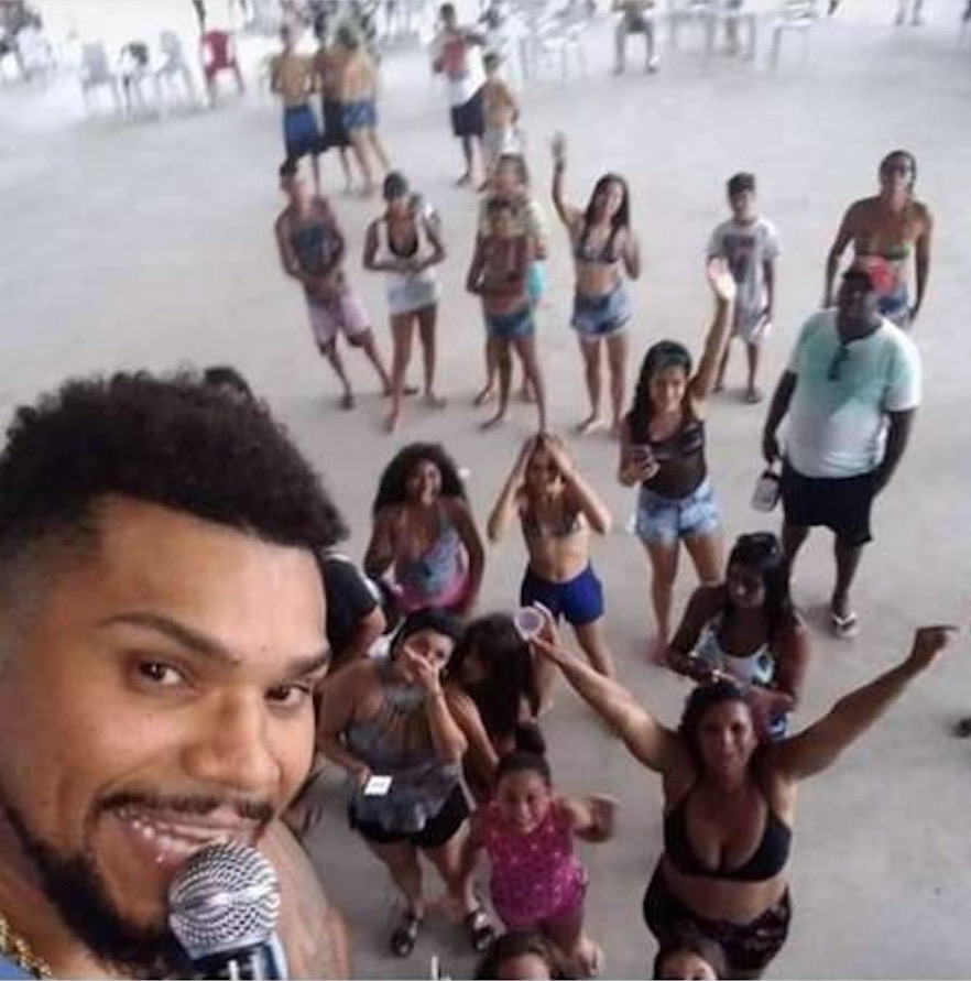 Show de Naldo no Rio fica vazio, e cantor já aceita receber cachê de R$ 5 mil 