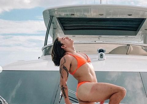 Whindersson Nunes exibe bumbum de fio dental em fotos hilárias na Tailândia