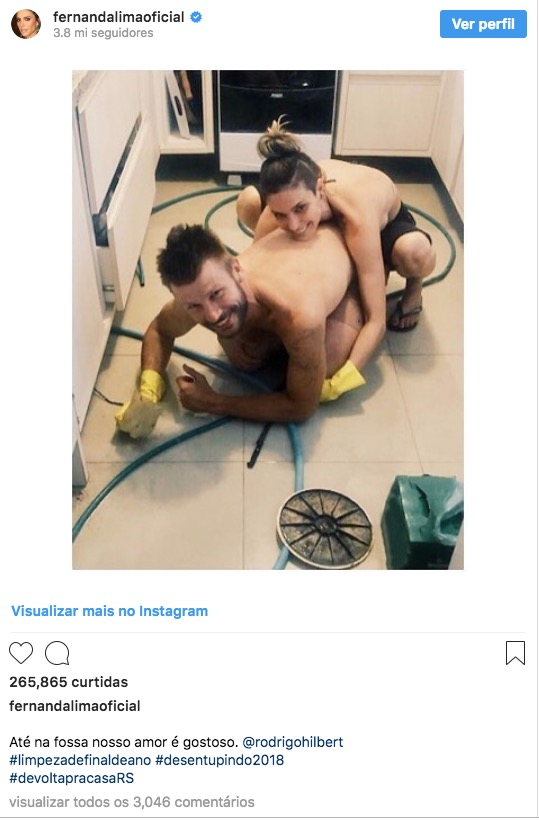 De topless, Fernanda Lima faz faxina com Rodrigo Hilbert