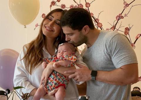 Duda Nagle comemora 1 mês de Zoe com foto em família