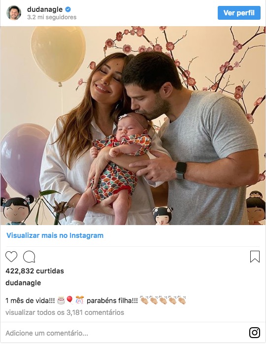 Duda Nagle comemora 1 mês de Zoe com foto em família