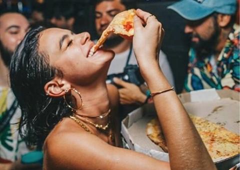Solteira, Bruna Marquezine curte festa dançando funk enquanto come pizza