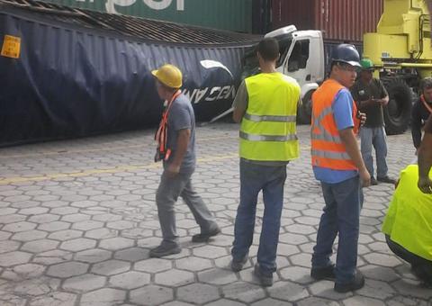 Contêiner despenca sobre caminhão e por pouco não mata trabalhador no Porto Chibatão