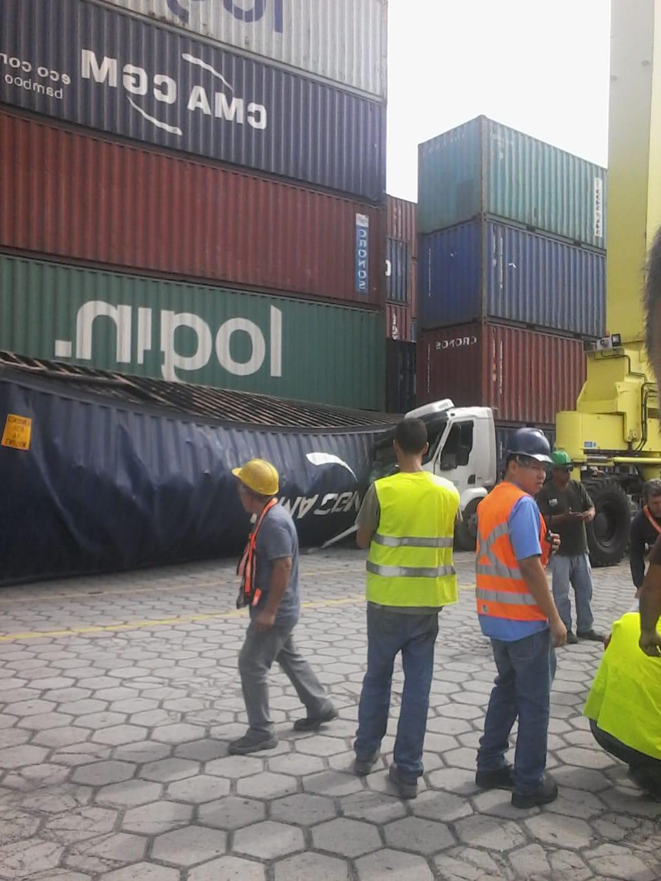 Contêiner despenca sobre caminhão e por pouco não mata trabalhador no Porto Chibatão