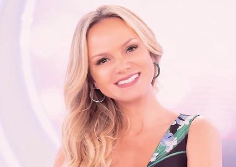 Em foto com a família, Eliana manda mensagem de fim de ano para os fãs