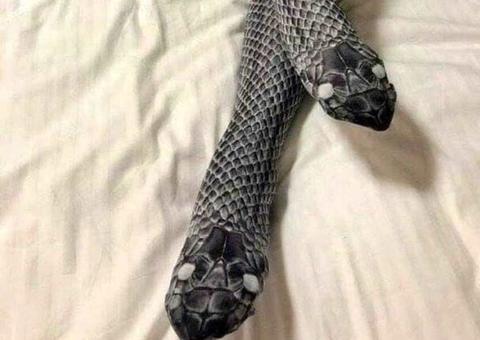 Mulher usa meia-calça de cobra, assusta marido e o pior acontece