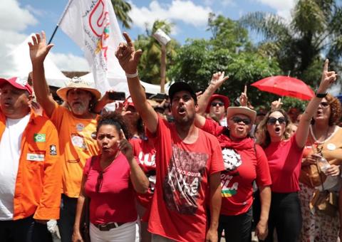 Vigília 'Ano Novo com Lula’ reúne apoiadores em Curitiba 