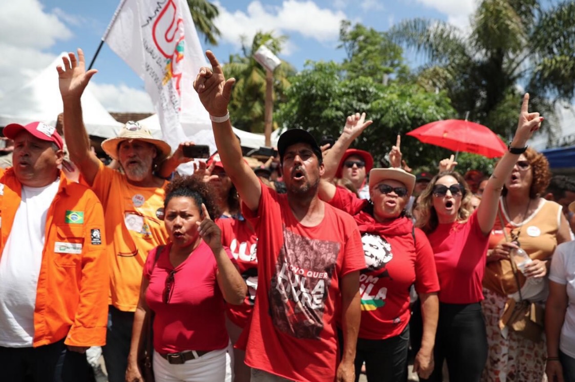 Vigília 'Ano Novo com Lula’ reúne apoiadores em Curitiba 