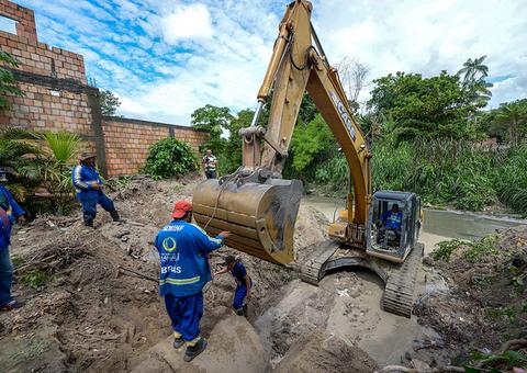 Prefeitura realiza dragagem em quase três quilômetros de igarapé em Manaus