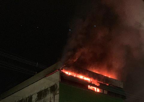 Incêndio de grandes proporções atinge prédio na avenida Constantino Nery
