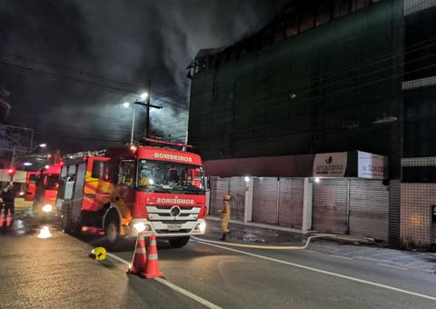 Vídeo mostra prédio em chamas na Avenida Constantino Nery, em Manaus