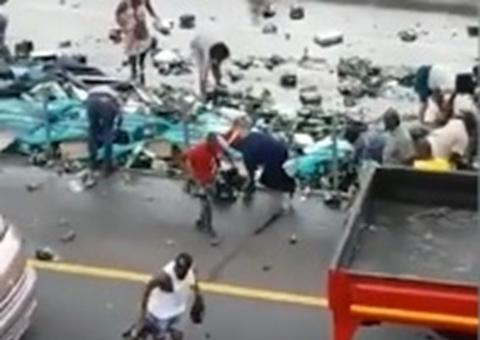 Após acidente, motoristas ficam eufóricos ao verem grades de cerveja espalhadas