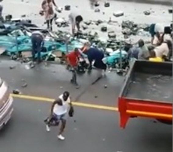 Após acidente, motoristas ficam eufóricos ao verem grades de cerveja espalhadas