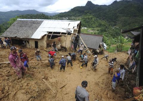 Deslizamento de terra deixa 15 mortos na Indonésia