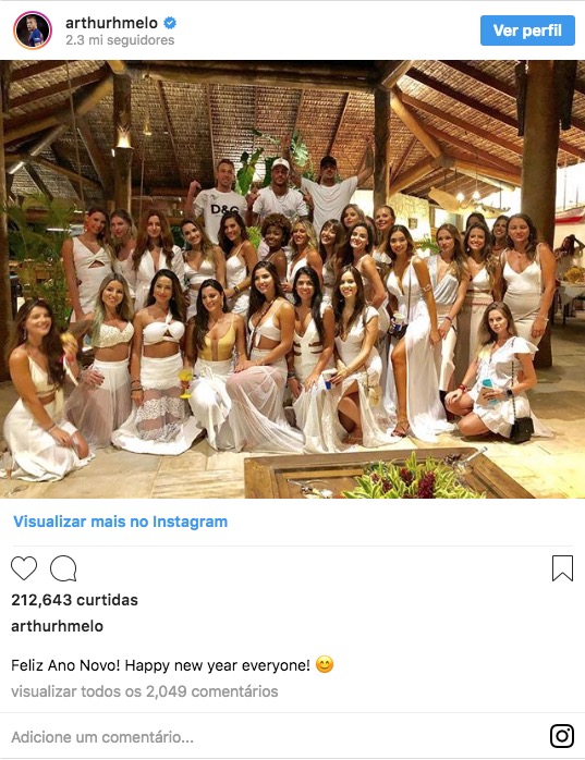 Neymar brinda o Ano Novo com 26 mulheres