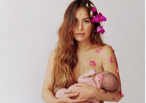 Sabrina Sato amamenta Zoe e deseja feliz 2019