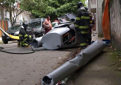 Helicóptero cai em rua e mata pedestre