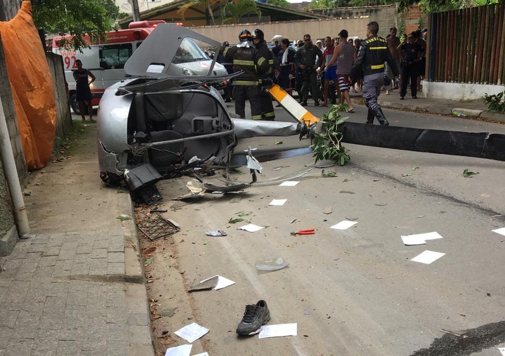 Helicóptero cai em rua e mata pedestre