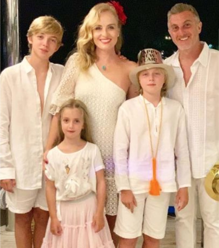 Luciano Huck surge de visual novo em foto com Angélica e os filhos