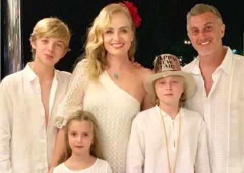 Luciano Huck surge de visual novo em foto com Angélica e os filhos
