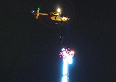 8 pessoas passam virada do ano presas nas alturas em parque de diversões na França