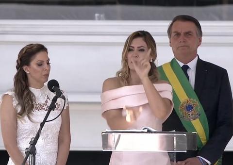Michelle Bolsonaro quebra protocolo e, pela primeira vez, uma primeira-dama discursa