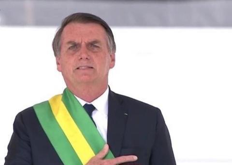 Bolsonaro assina decreto que estabelece salário mínimo de R$ 998