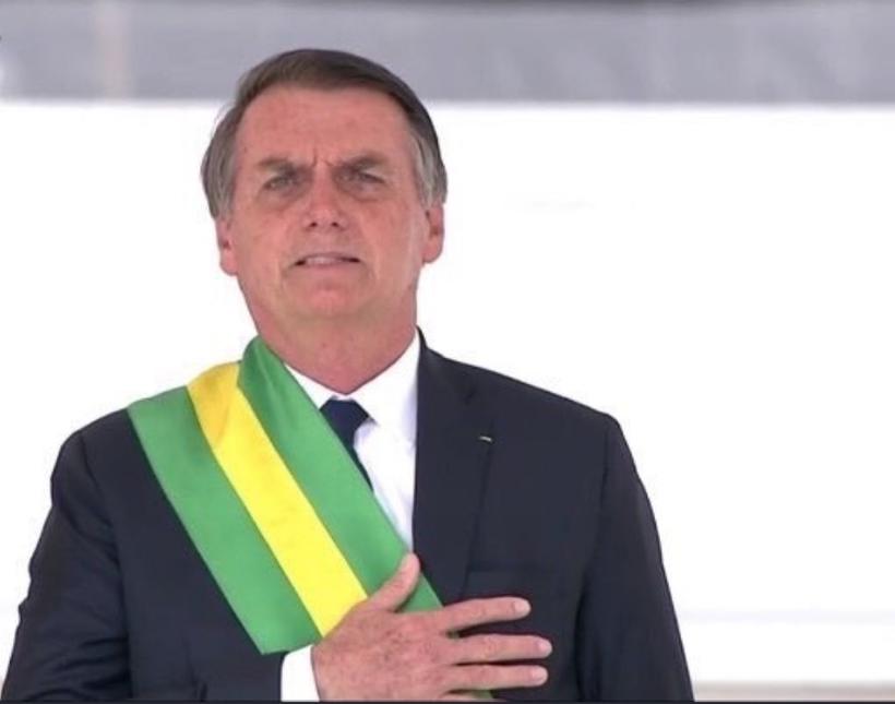 Bolsonaro assina decreto que estabelece salário mínimo de R$ 998