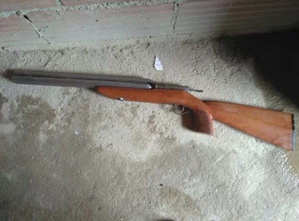 Menino mata amigo de 4 anos durante brincadeira com espingarda