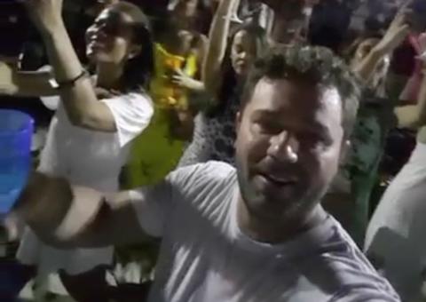 Vídeo mostra homem sendo assaltado enquanto filmava queima de fogos em Copacabana