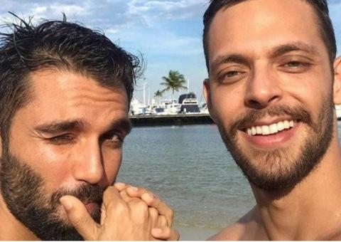 Cantor Silva passa férias românticas com o namorado na Bahia 