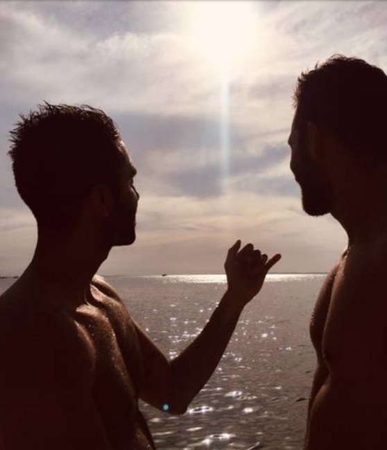 Cantor Silva passa férias românticas com o namorado na Bahia 