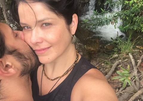   Atriz é vista beijando duas mulheres junto com namorado durante festa em SP 