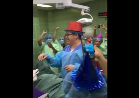 Médicos festejam Ano Novo em sala de parto enquanto grávida chora de dores 