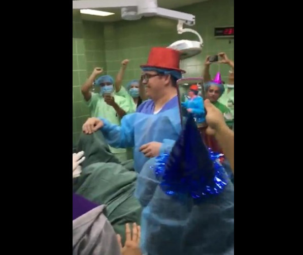 Médicos festejam Ano Novo em sala de parto enquanto grávida chora de dores 